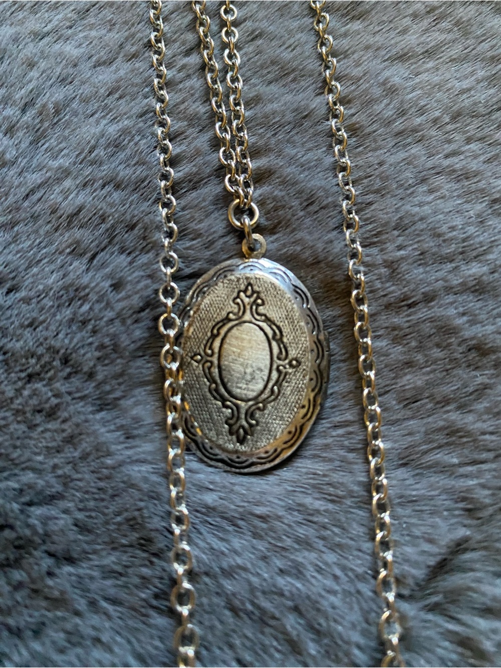 American Eagle Outfitters Silver Oval Locket NecklaceY2K 2005